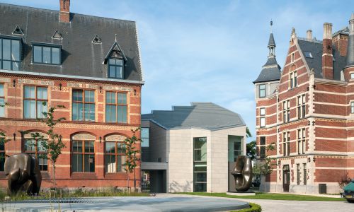 Staff Entrance Building del Rijksmuseum en Amsterdam Diseño exterior de fachada ventanales y cubierta inclinada Cruz y Ortiz Arquitectos