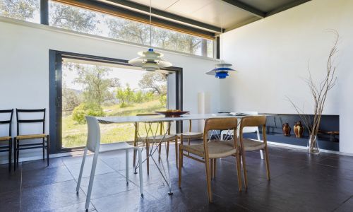 Refugio-vivienda-Sierra-Norte-Huelva_Design-interior_ventana-comedor-chimenea_Cruz-y-Ortiz-Arquitectos_FWO_23