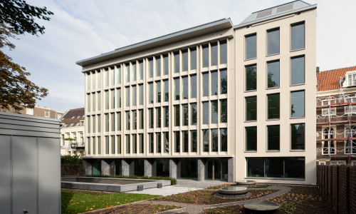 Oficinas-Herenstaete-Herengracht_Design-exterior-fachada-vidrio-jardin-paisajismo_Cruz-y-Ortiz_01_F-8055