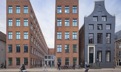 Renovación-Biblioteca-Universidad-de-Groningen-vista desde entrada_Cruz-y-Ortiz_DSSB_02